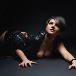 Model - Amara Noir sweet