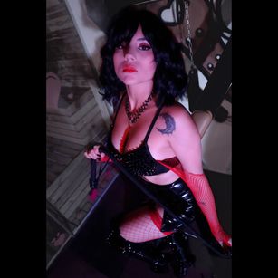 Model - Miss Scarlett bdsm
