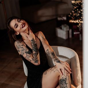 Model - Sophia striptease