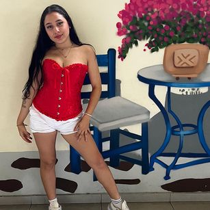 Model - Lanna Renner lesbian