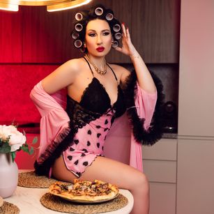 Model - BeckyShine feet