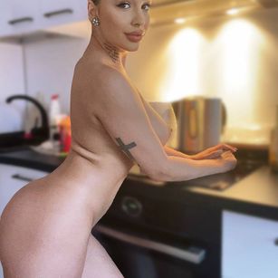 Model - AmmyDanger brunette