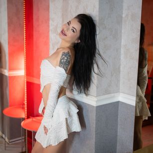 Model - SelenaBell femdom