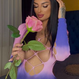 Model - SashaBae bigtits