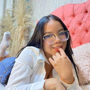 Model - MiaDilucas pies