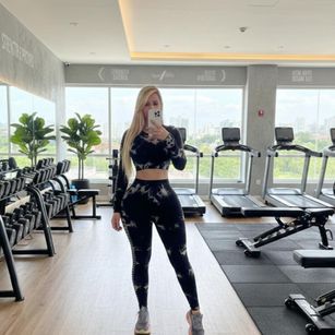 Model - AVRIL girlfriend