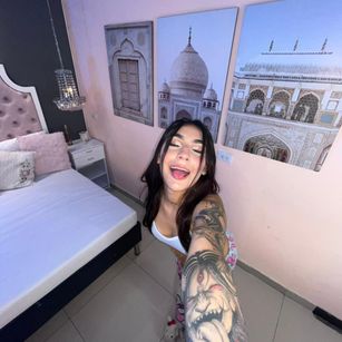 Model - Violet Blaze pussy