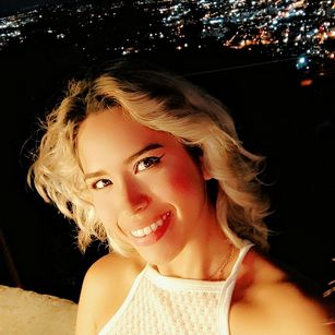 Model - Giorgina Gold squirt