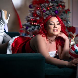 Model - EmyHilton bigboobs