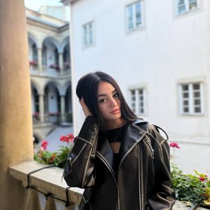 Model - Dina Skyy kiss