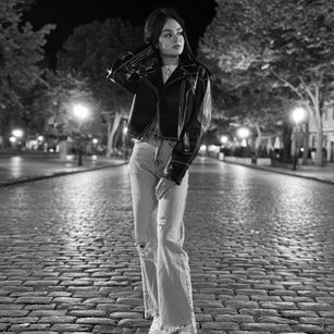 Model - Dina Skyy kiss