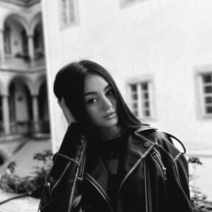 Model - Dina Skyy flirty