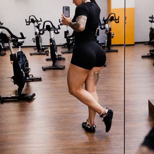 Model - sara herrera biglegs