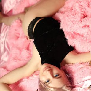 Model - Silvia footfetish