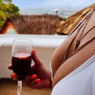 Model - Giorgina Gold feet