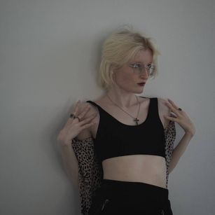 Model - ElizabethHarpper white