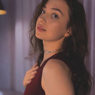 Model - Scarlet striptease