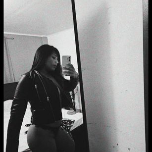 Model - AteneaCharlotte Juguetona