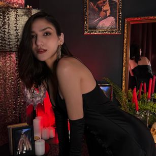 Model - Roxalana feet