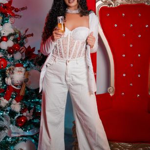 Model - Ari Cute latina