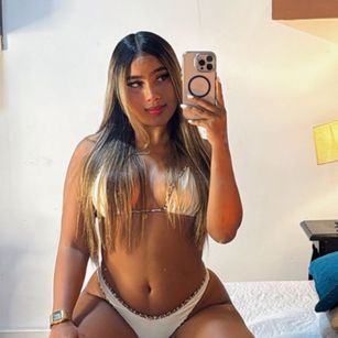 Model - Sofia Bennet bigboobs