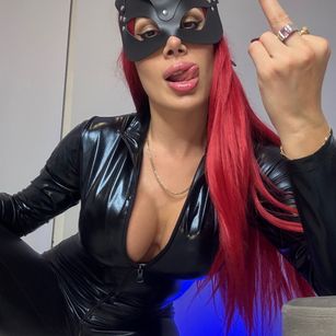 Model - Diosa dorada joi