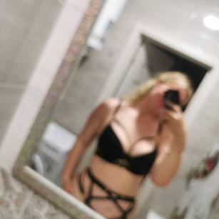 Model - JuicyPamela heels