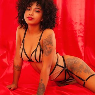 Model - LuisaCameron domi