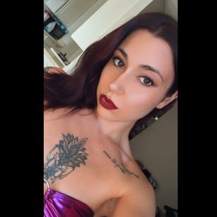 Model - Queen Lola X pussy