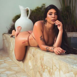 Model - Exotic Delirium feet