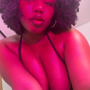 Model - Brenda Fernandez domina