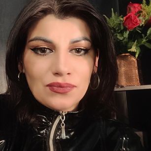 Model - SoniaCrown sexy