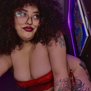 Model - scarlett curvy