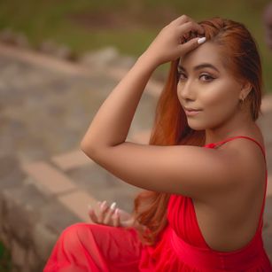 Model - Hayley Marshall oil