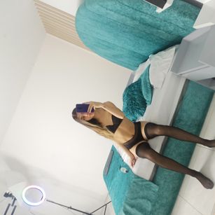 Model - Megan Drakk venida