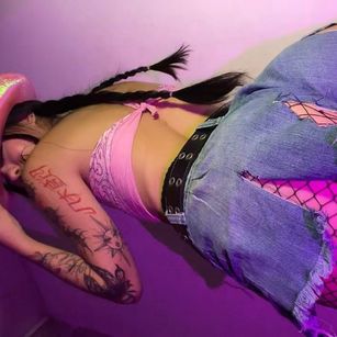 Model - Bad.Dixxxe Smoke