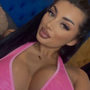 Model - SashaBae bigtits