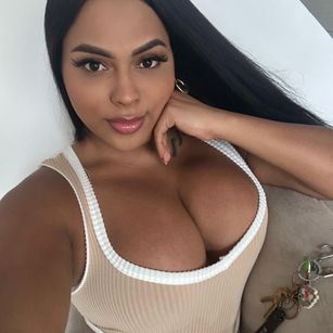 Model - Victoria phillips top