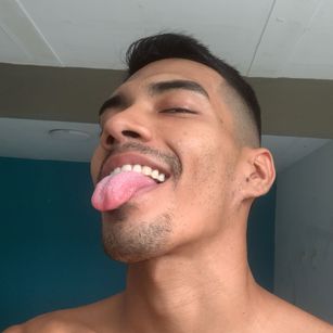 Model - MikaelGrey latino