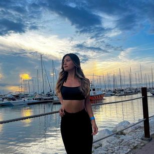 Model - Lorna Peach latina