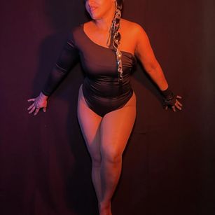 Model - Amber squirt