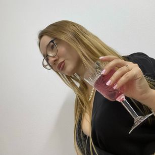 Model - Mistress Nikki femdom