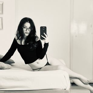 Model - ThrianaOlson feet