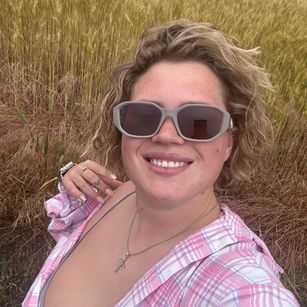 Model - ElseaBloom cigarette