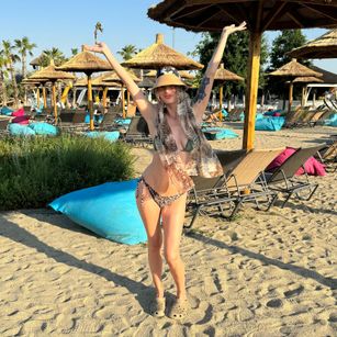 Model - venusinylons findom