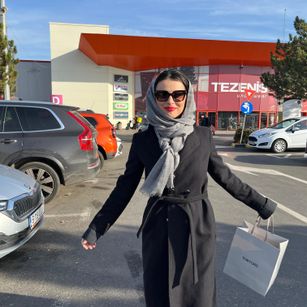 Model - venusinylons stretch