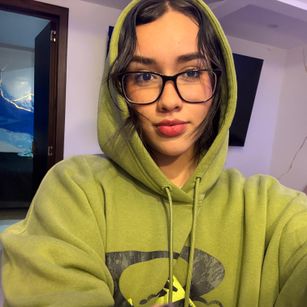 Model - Katy Elliot lips