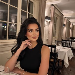 Model - HumbleBrunette loveseeker