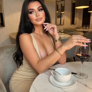 Model - HumbleBrunette loveseeker