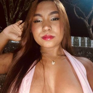 Model - Emily Luxe latina